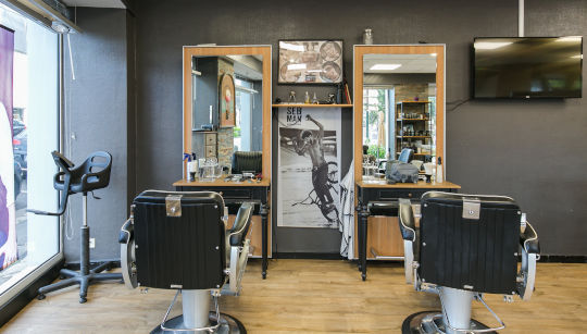 Espace Coiffure salon homme fauteuil tatouage velo presentation